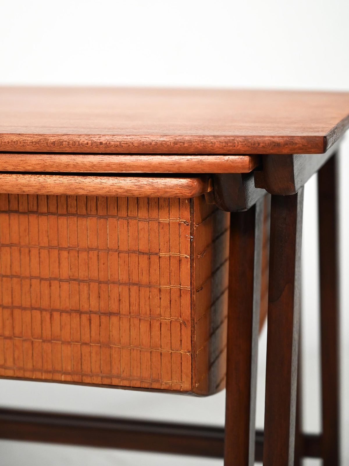 Coppia di coffee table scandinavi ad incastro con porta lana 6