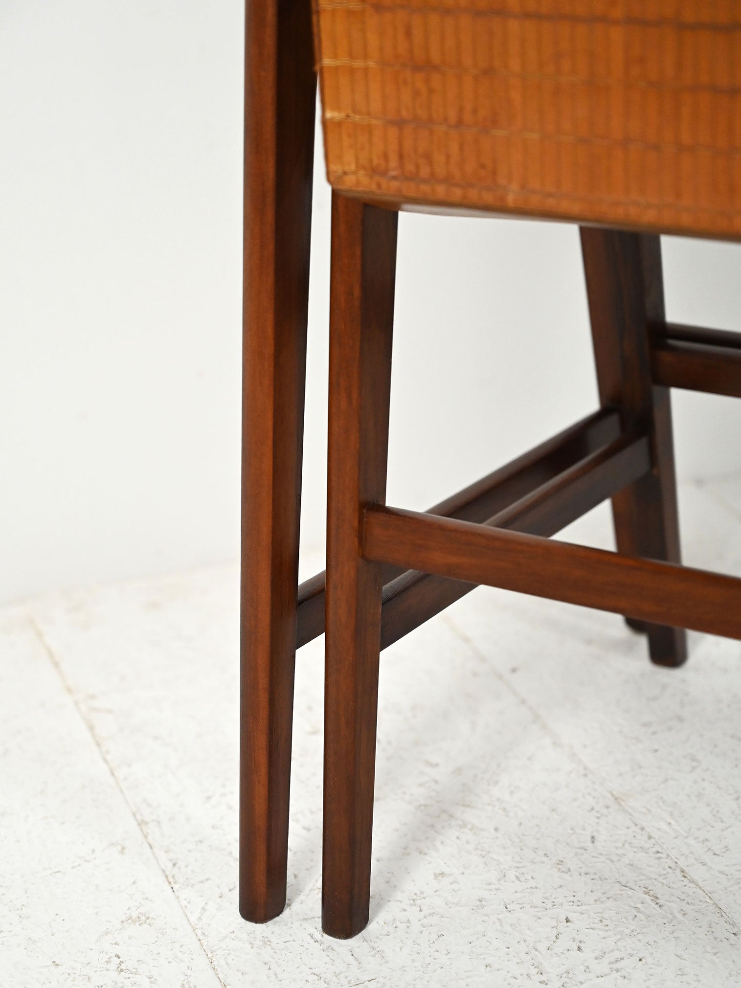 Coppia di coffee table scandinavi ad incastro con porta lana