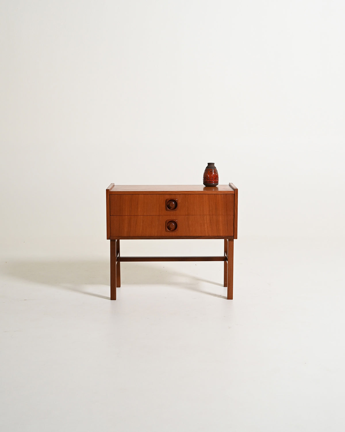 Comodino scandinavo con due cassetti, anni '60