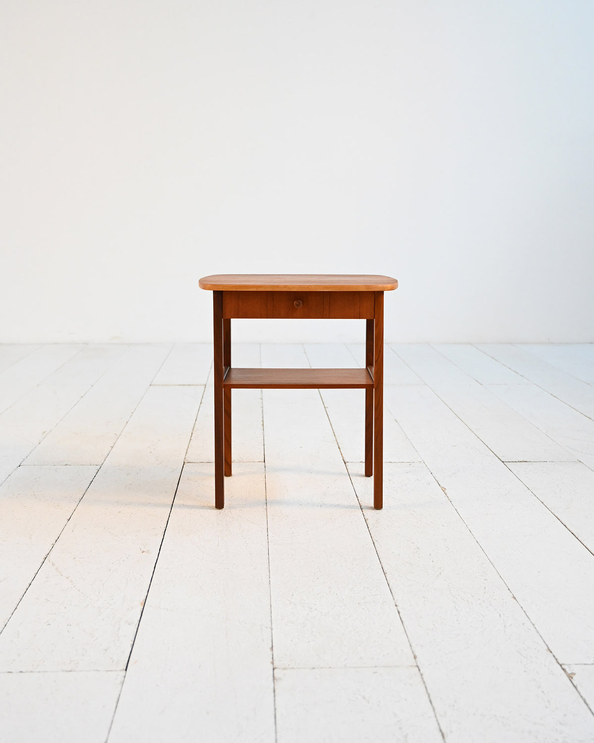 Comodino scandinavo in teak dalle linee classiche, anni ’60
