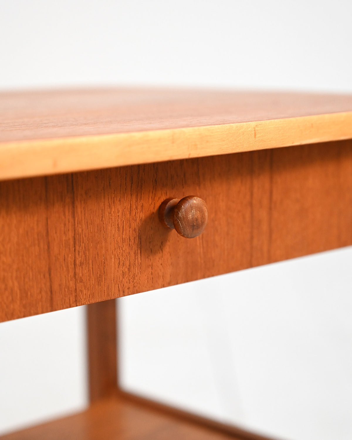 Comodino scandinavo in teak dalle linee classiche, anni ’60 4