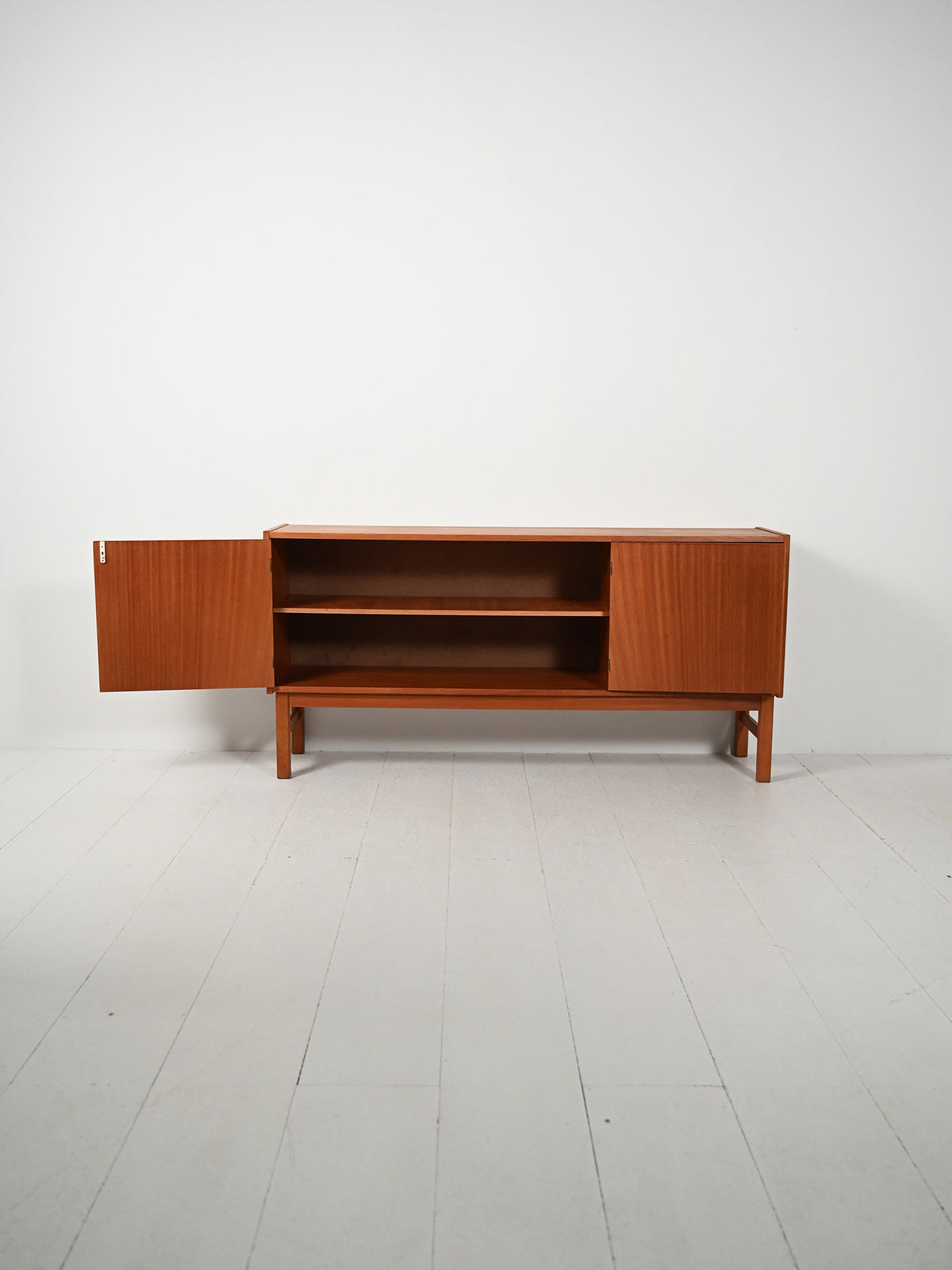Sideboard scandinavo anni 60 dalle linee geometriche 2