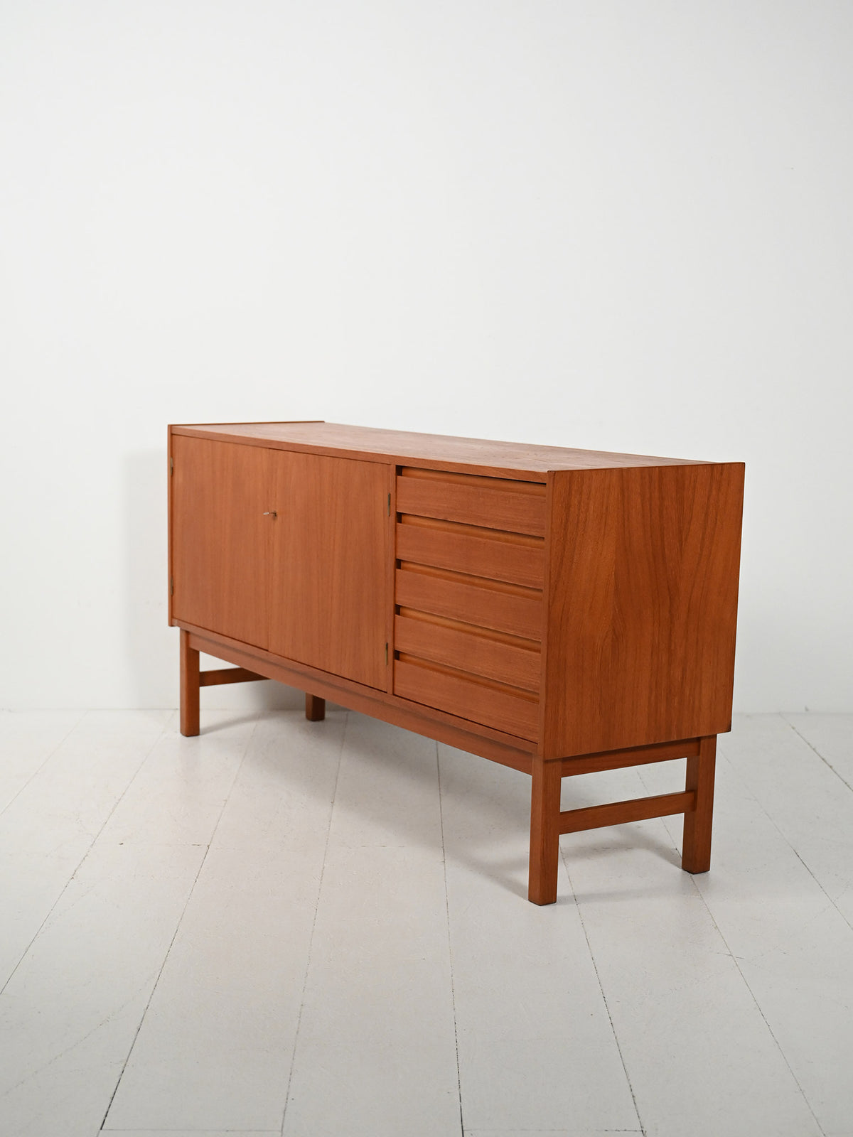 Sideboard scandinavo anni 60 dalle linee geometriche 4