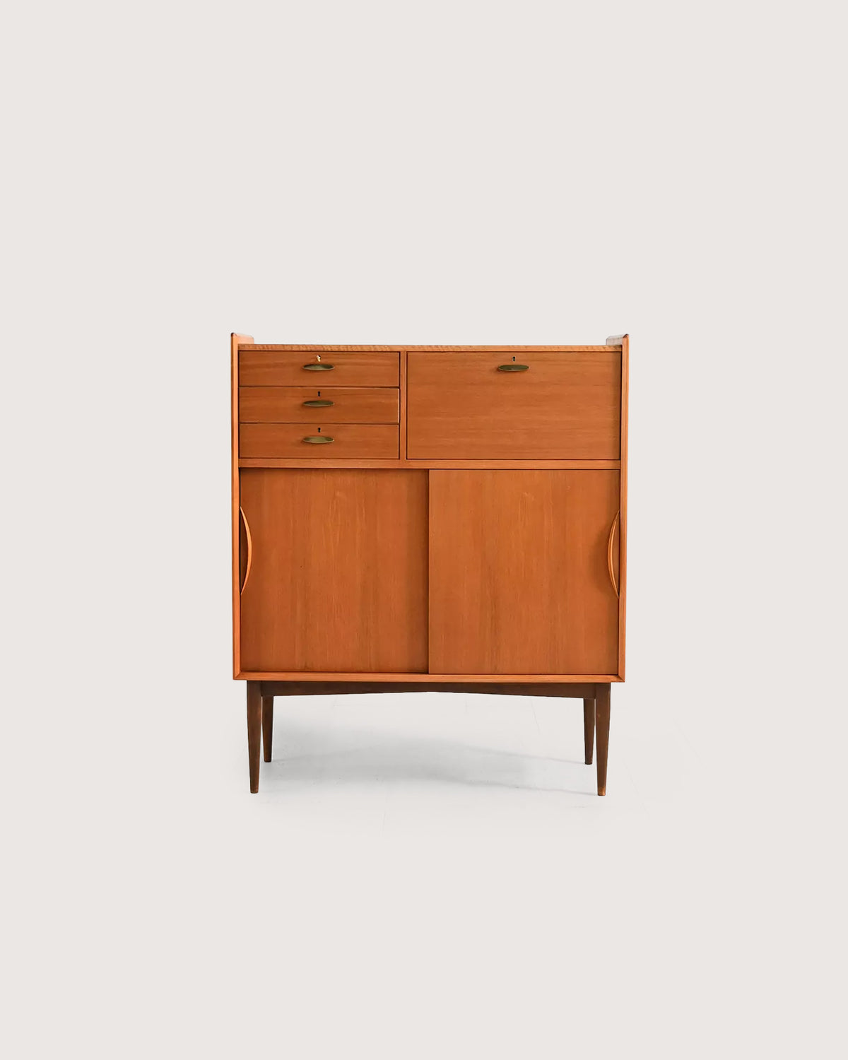 Cabinet danese anni ’50 con maniglie in ottone