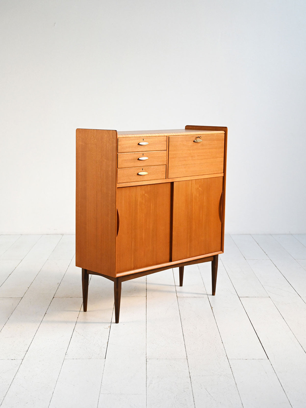 Cabinet danese anni ’50 con maniglie in ottone 4