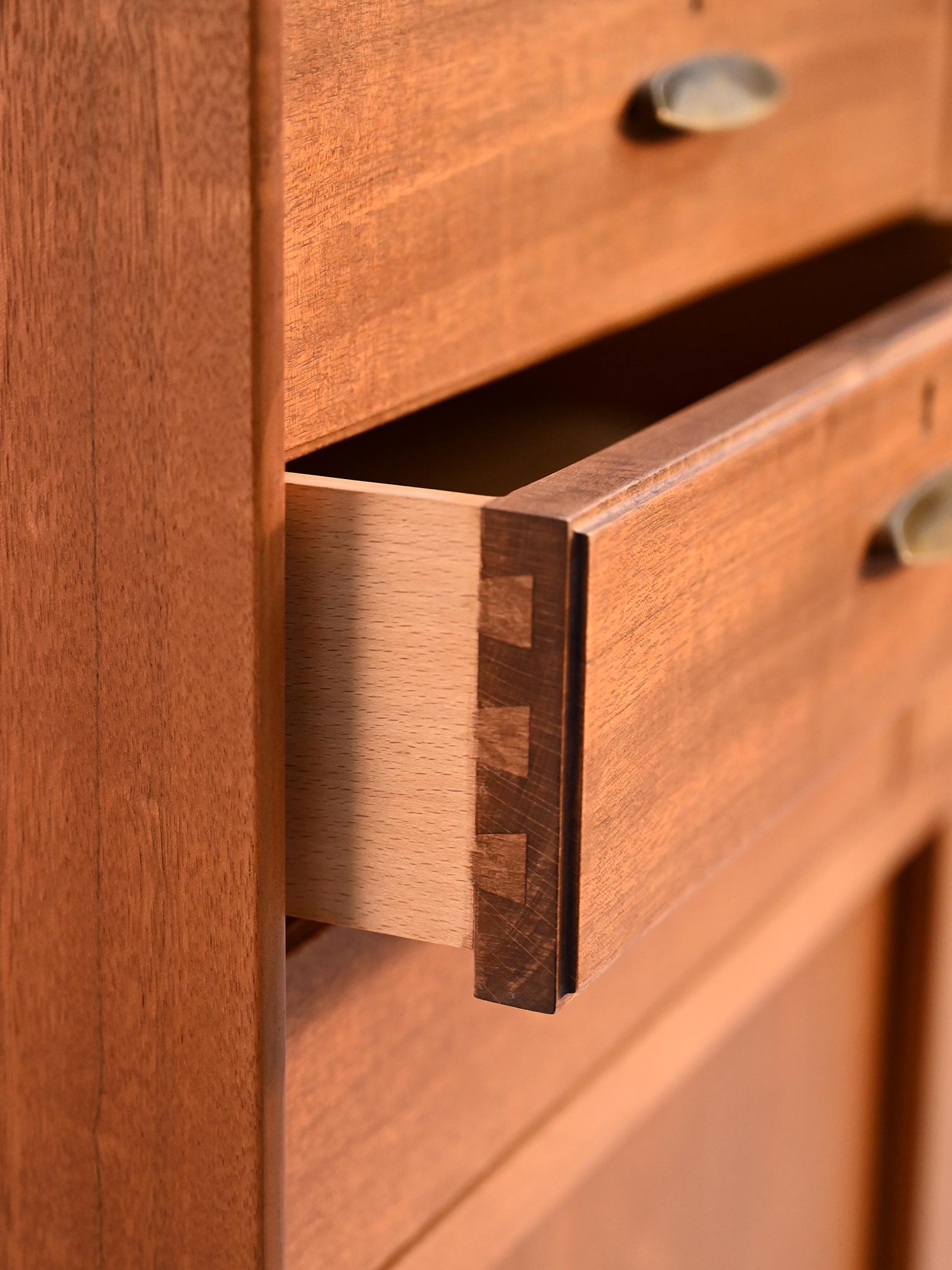 Cabinet danese anni ’50 con maniglie in ottone 9