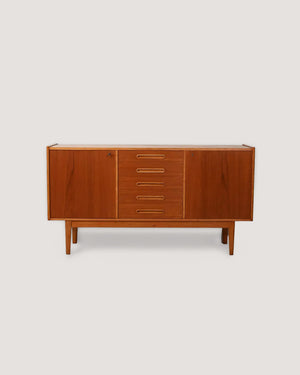 Sideboard scandinavo anni ’50 con maniglie intarsiate