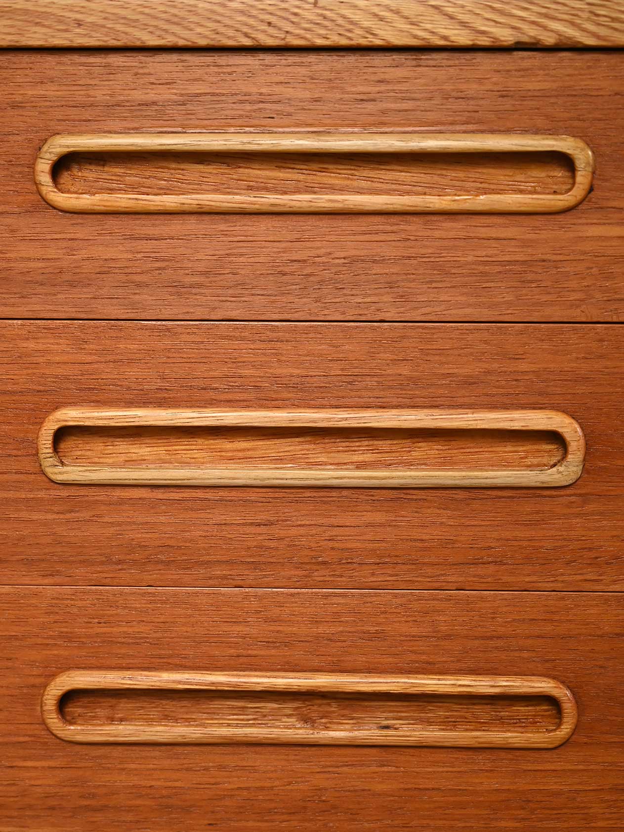 Sideboard scandinavo anni ’50 con maniglie intarsiate
