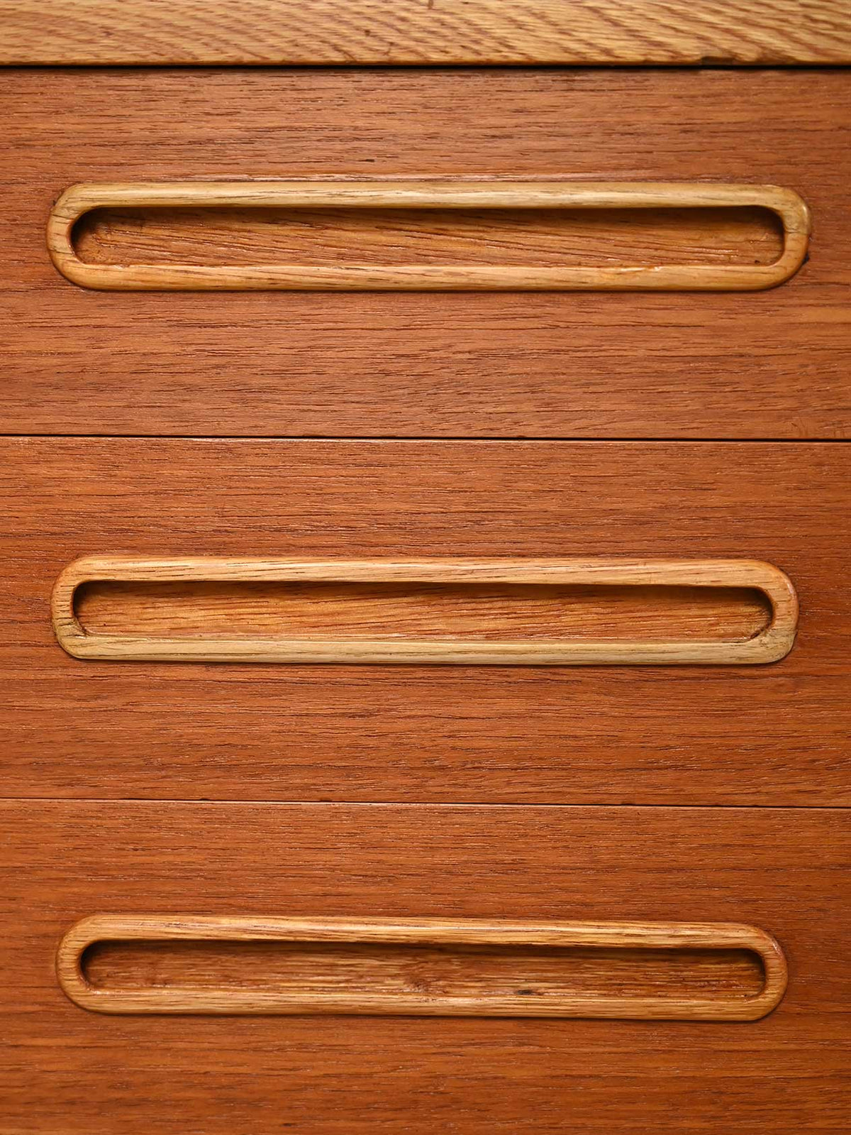 Sideboard scandinavo anni ’50 con maniglie intarsiate 6
