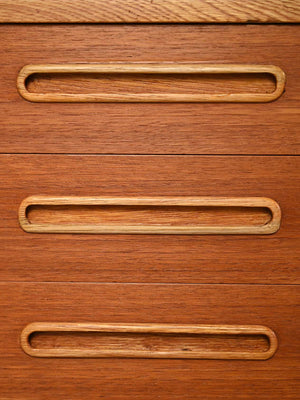 Sideboard scandinavo anni ’50 con maniglie intarsiate 6