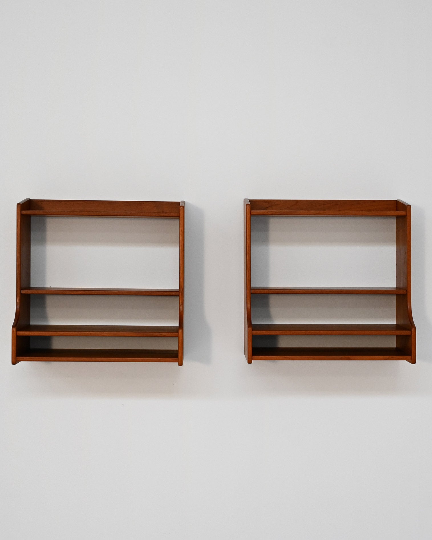 Comodini sospesi in teak Scandinavia anni ’60 1