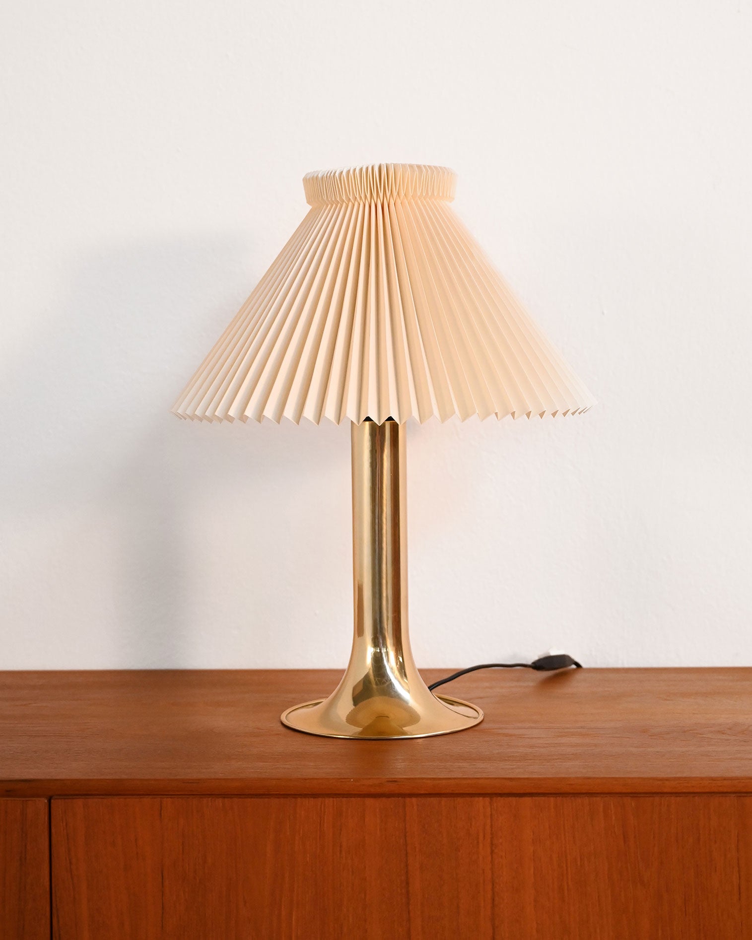 Lampada da tavolo danese con paralume in tessuto, anni ’60 1