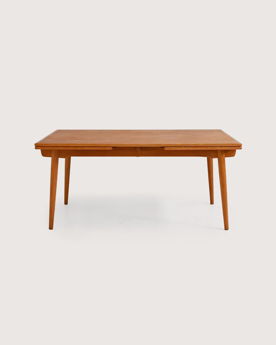Tavolo allungabile modello “AT 312” di Hans J. Wegner