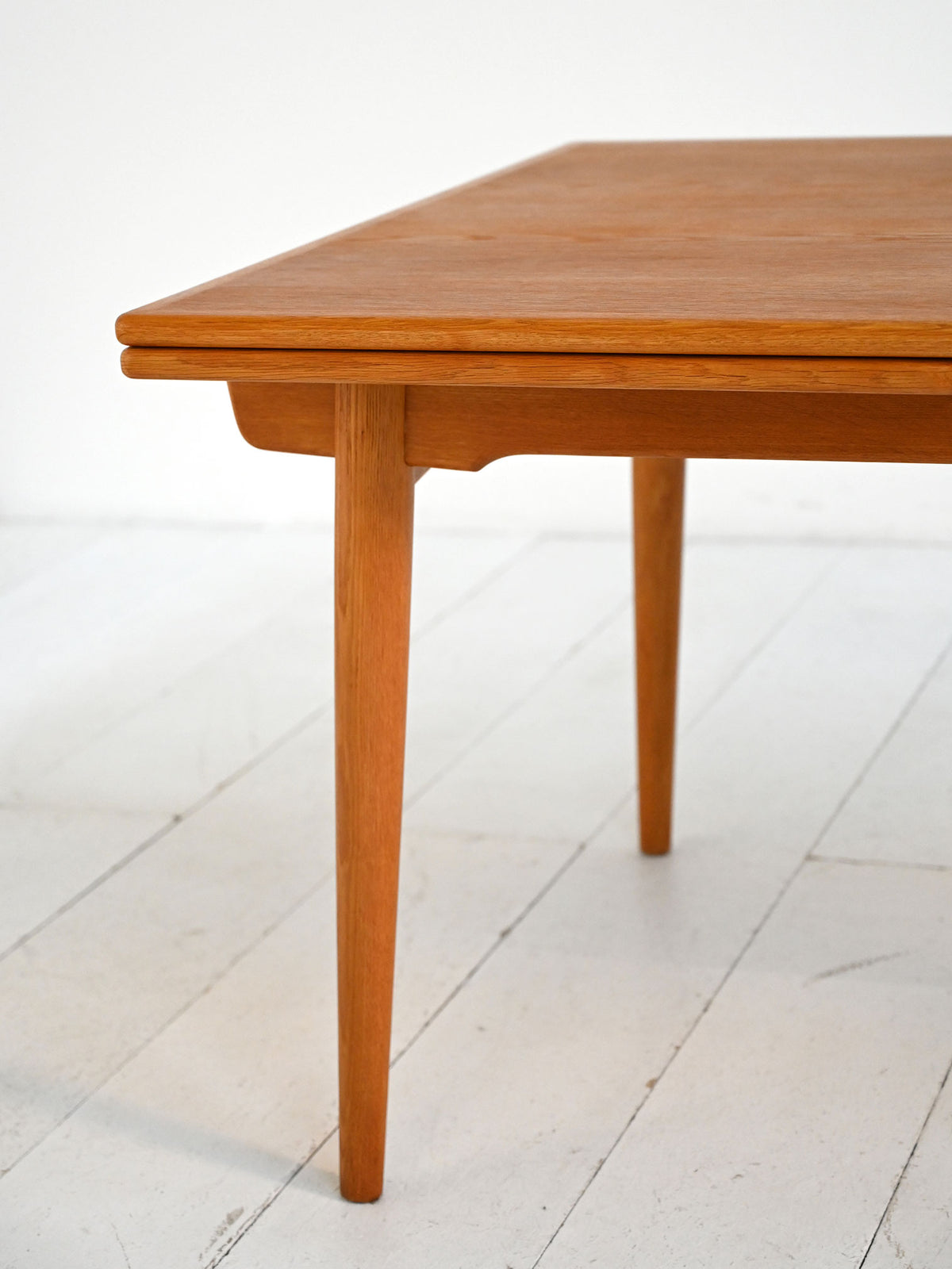 Tavolo allungabile modello “AT 312” di Hans J. Wegner 1