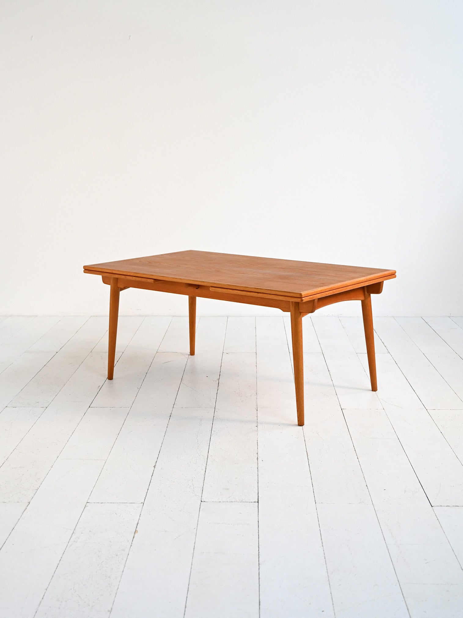 Tavolo allungabile modello “AT 312” di Hans J. Wegner 3