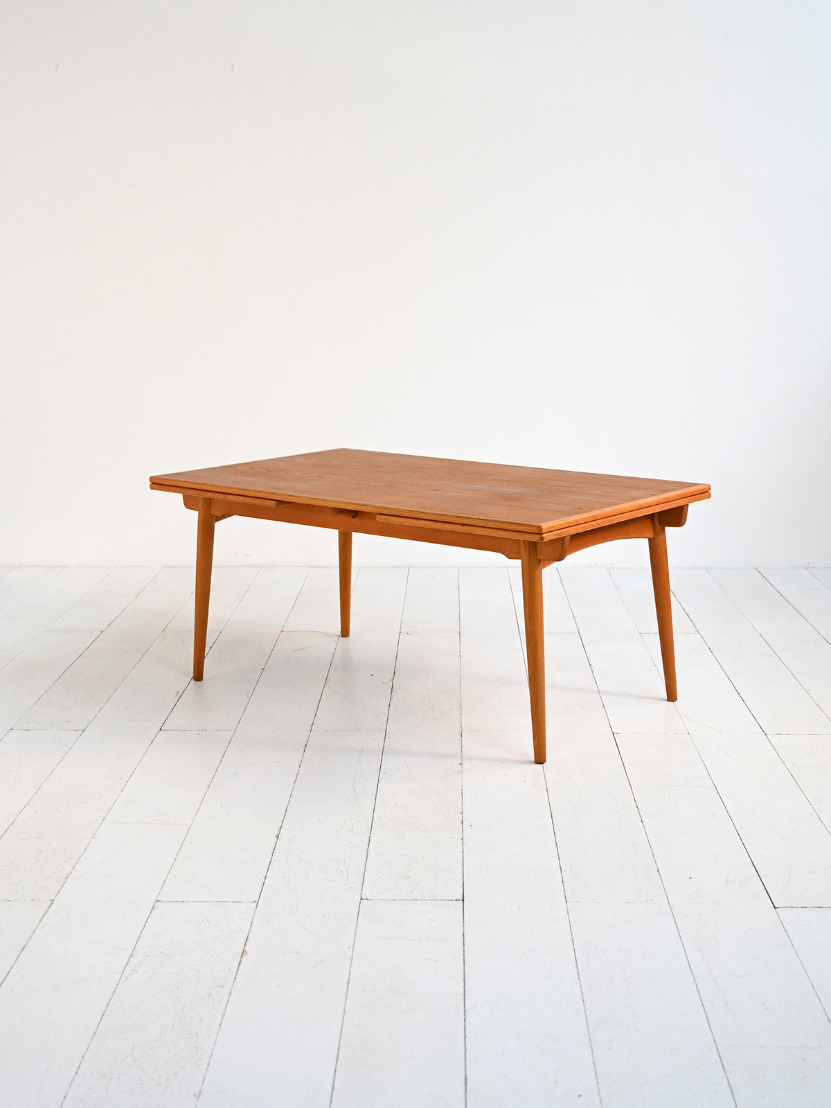 Tavolo allungabile modello “AT 312” di Hans J. Wegner 3