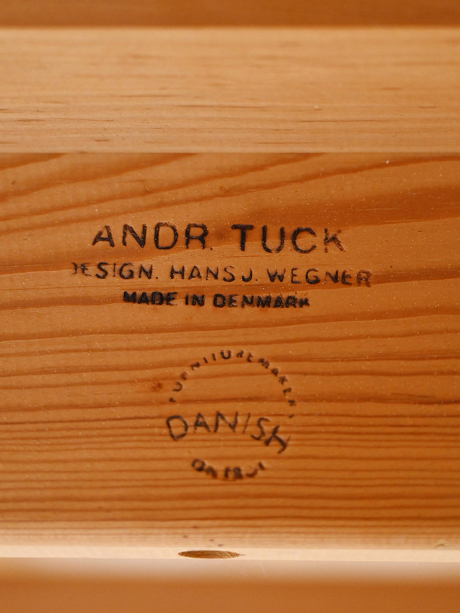 Tavolo allungabile modello “AT 312” di Hans J. Wegner