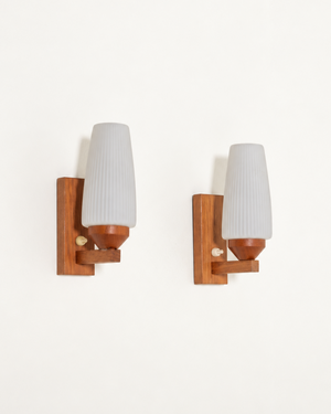 Coppia di applique in teak e vetro opalino, anni ’50/’60
