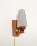 Coppia di applique in teak e vetro opalino, anni ’50/’60