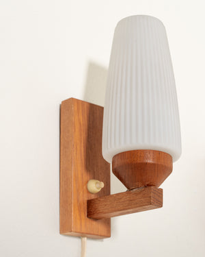 Coppia di applique in teak e vetro opalino, anni ’50/’60