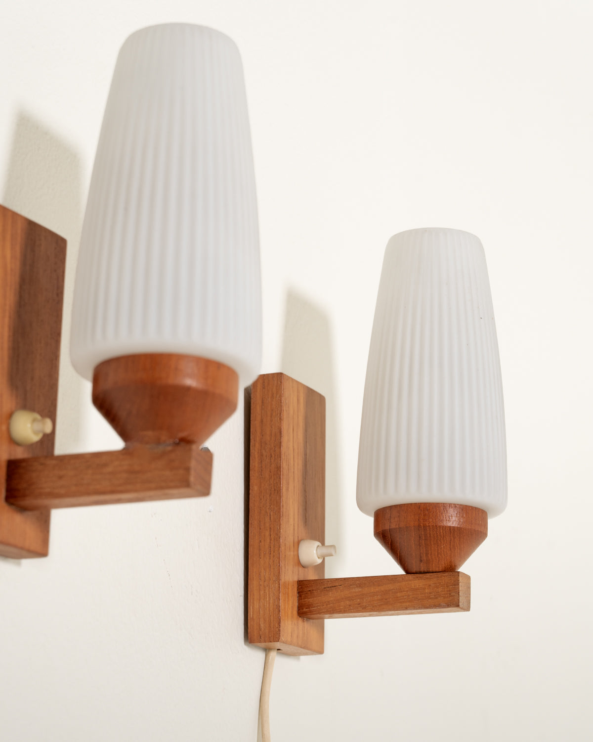 Coppia di applique in teak e vetro opalino, anni ’50/’60