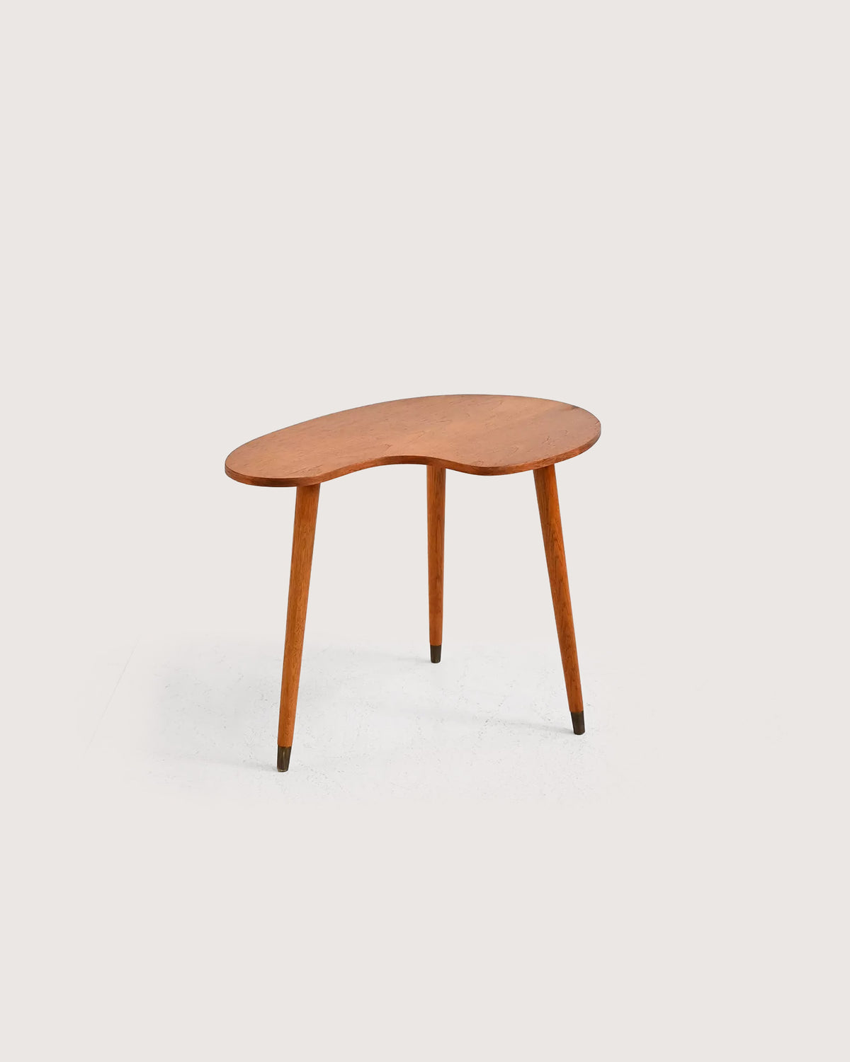 Tavolino con top dalla forma organica in teak e ottone, anni ’50-’60