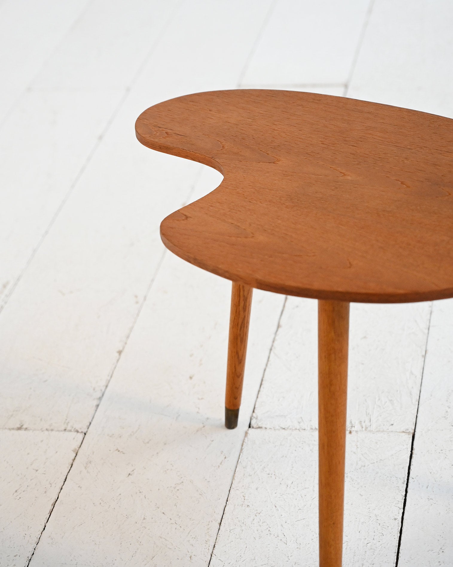 Tavolino con top dalla forma organica in teak e ottone, anni ’50-’60 5