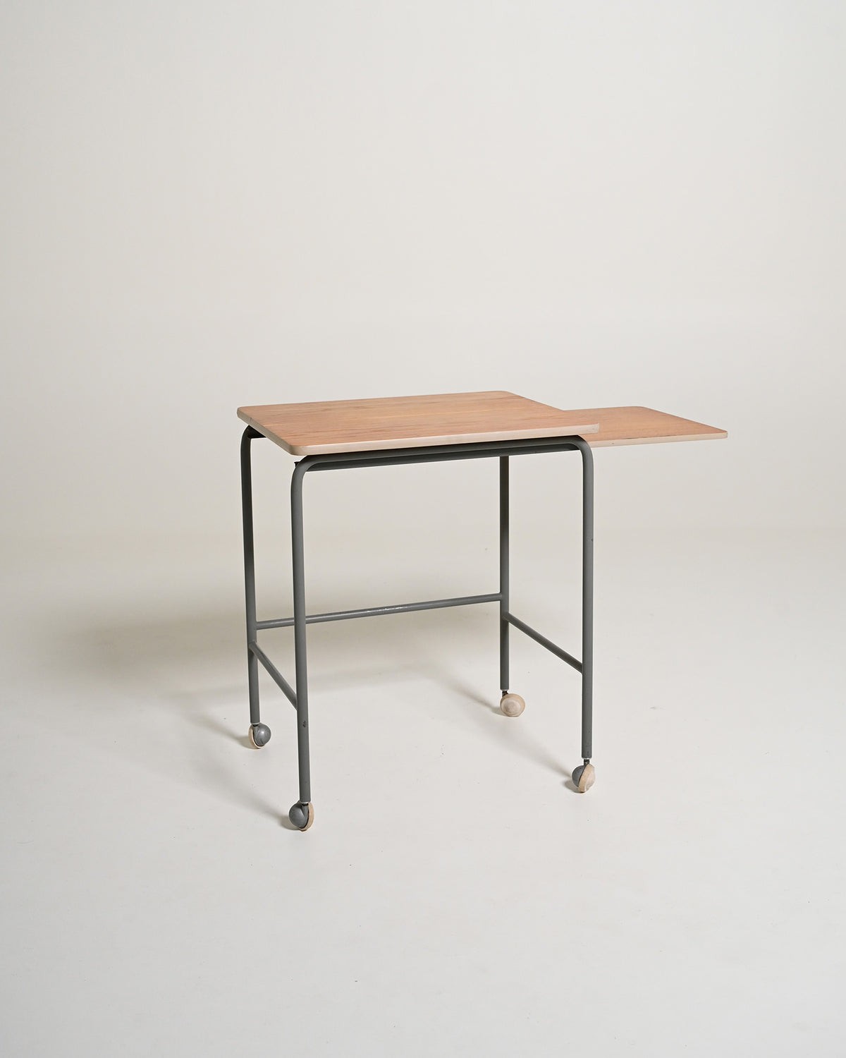 Tavolino vintage svedese con piano estraibile
