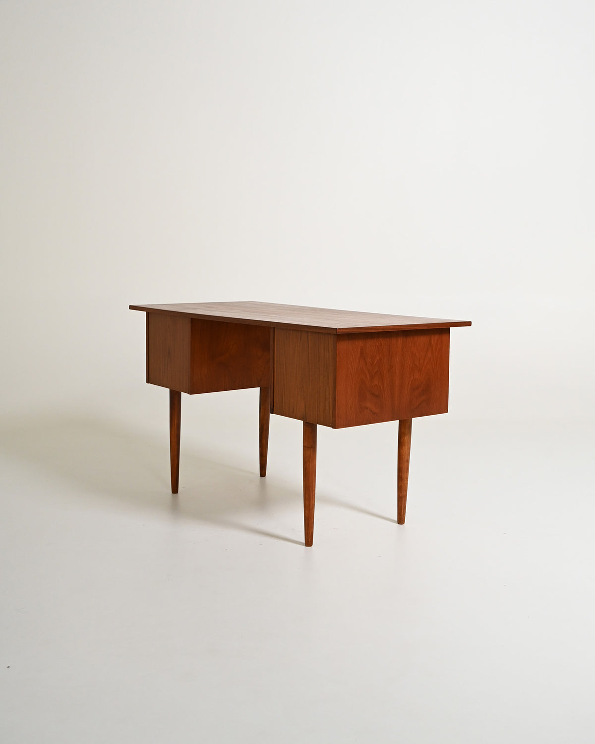 Scrivania scandinava in teak con sei cassetti, anni '60