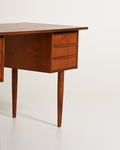 Scrivania scandinava in teak con sei cassetti, anni '60