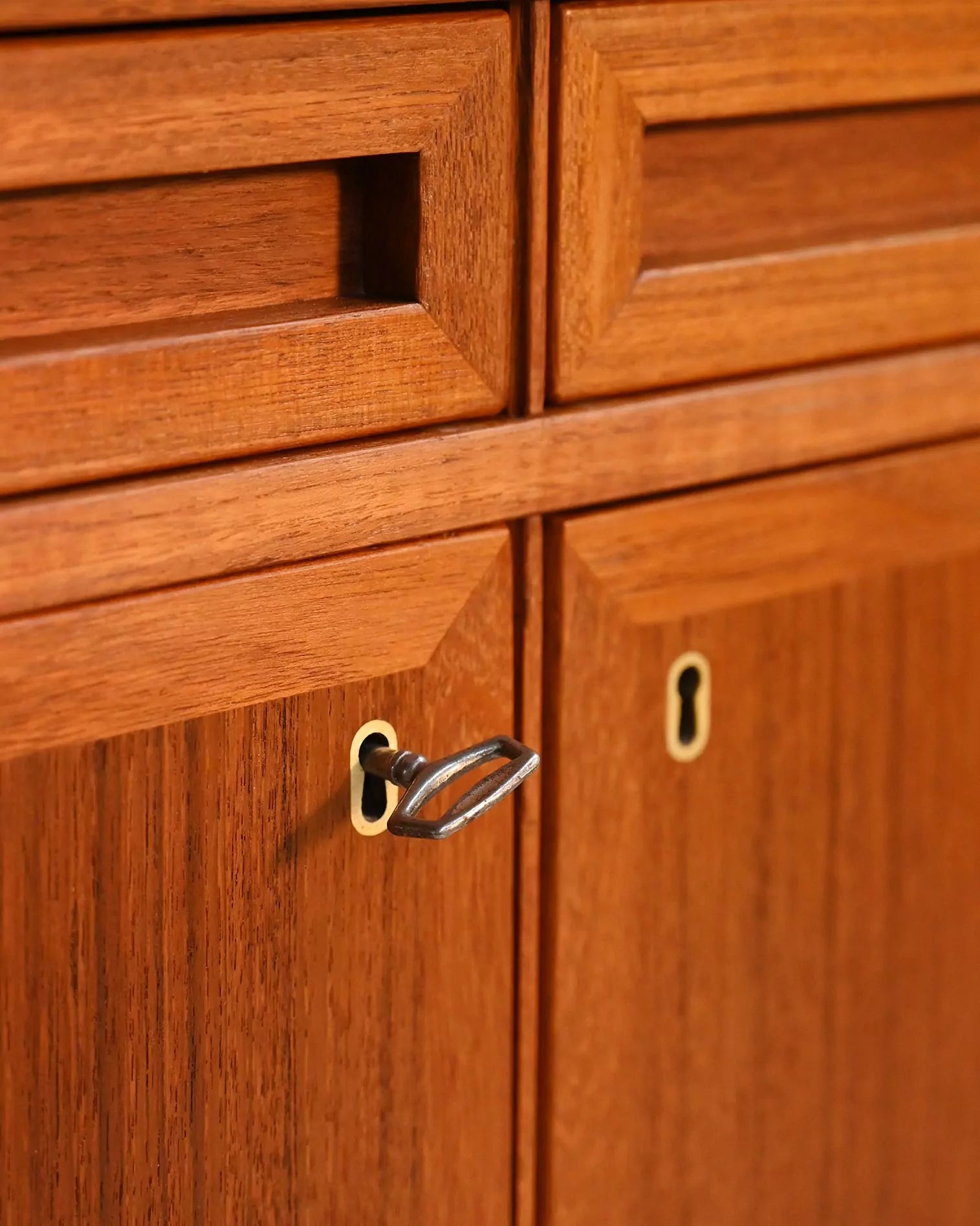 Sideboard scandinavo in teak con cassetti scultorei