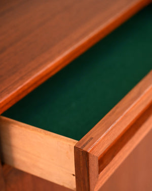 Sideboard scandinavo in teak con cassetti scultorei 7