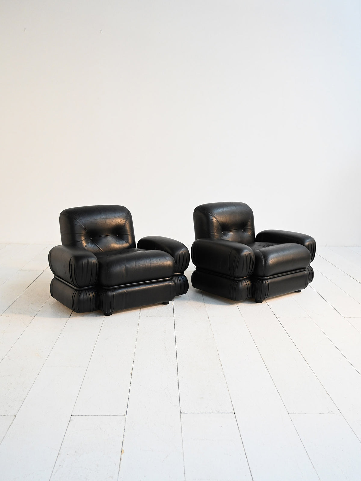 Poltrone in pelle nera e acciaio tubolare anni ’70 3