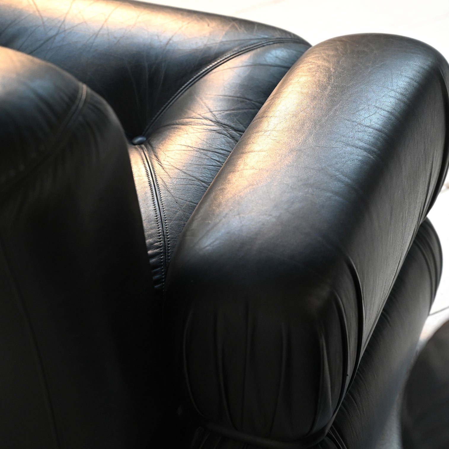 Poltrone in pelle nera e acciaio tubolare anni ’70 8