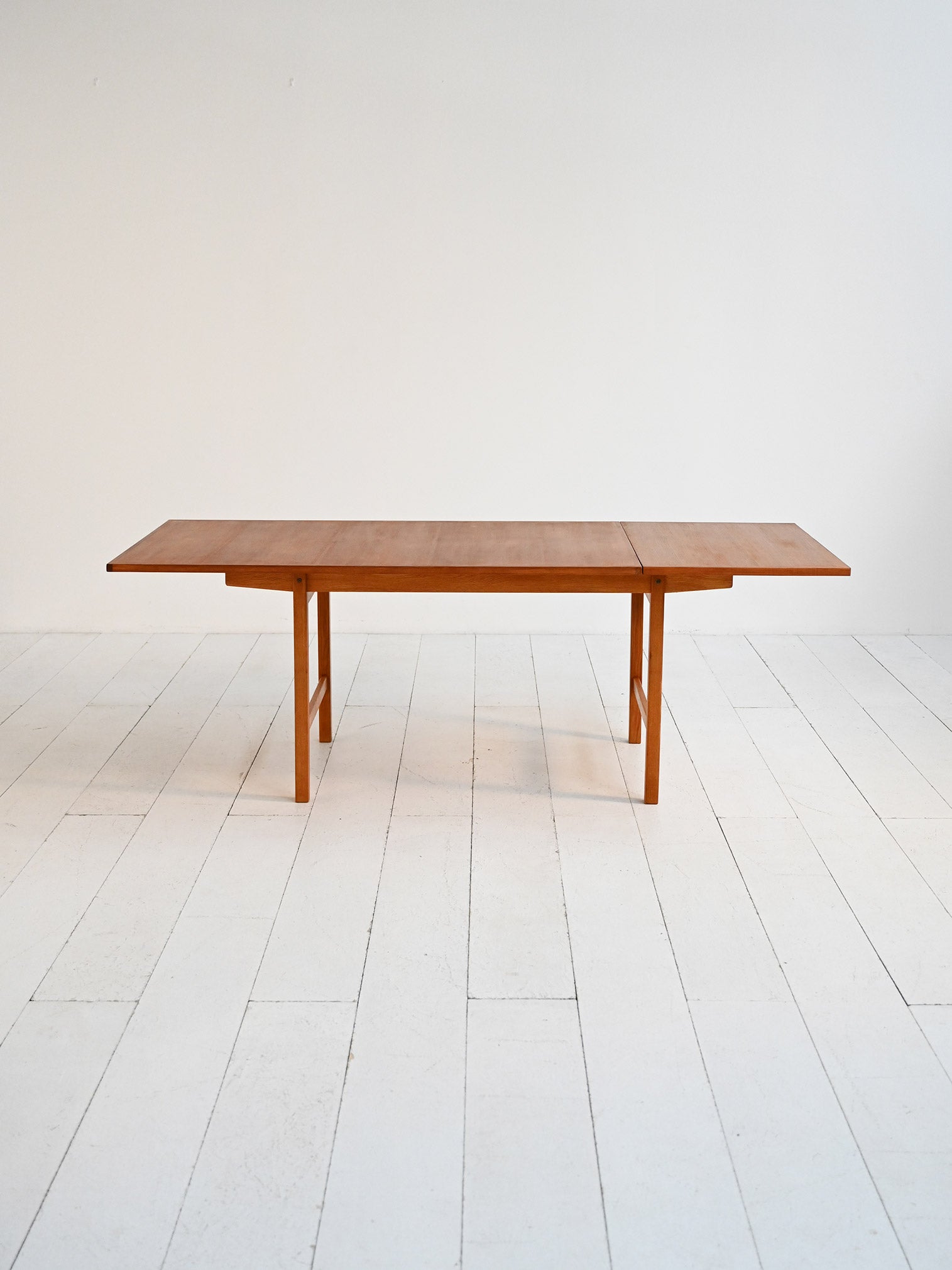 Tavolo scandinavo allungabile in teak e rovere anni ’60 1