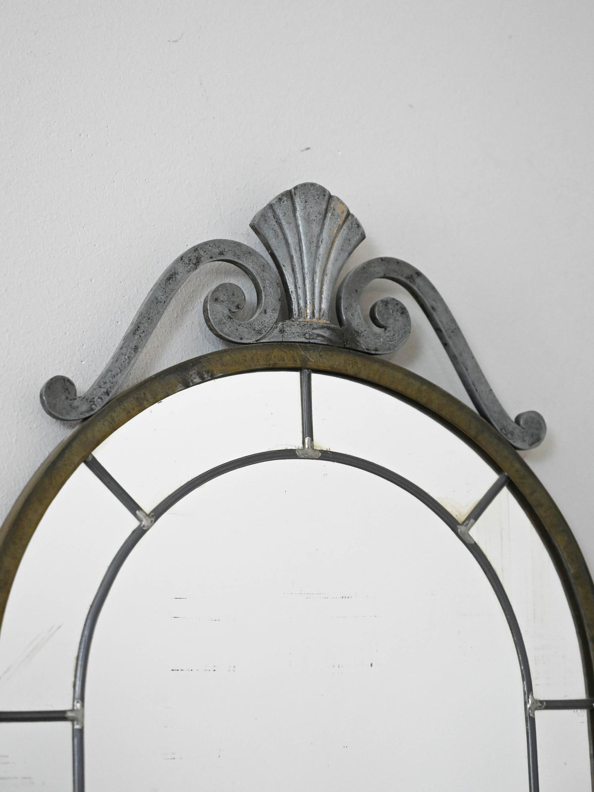 Specchio nordico in metallo anni '50 – Design vintage 1